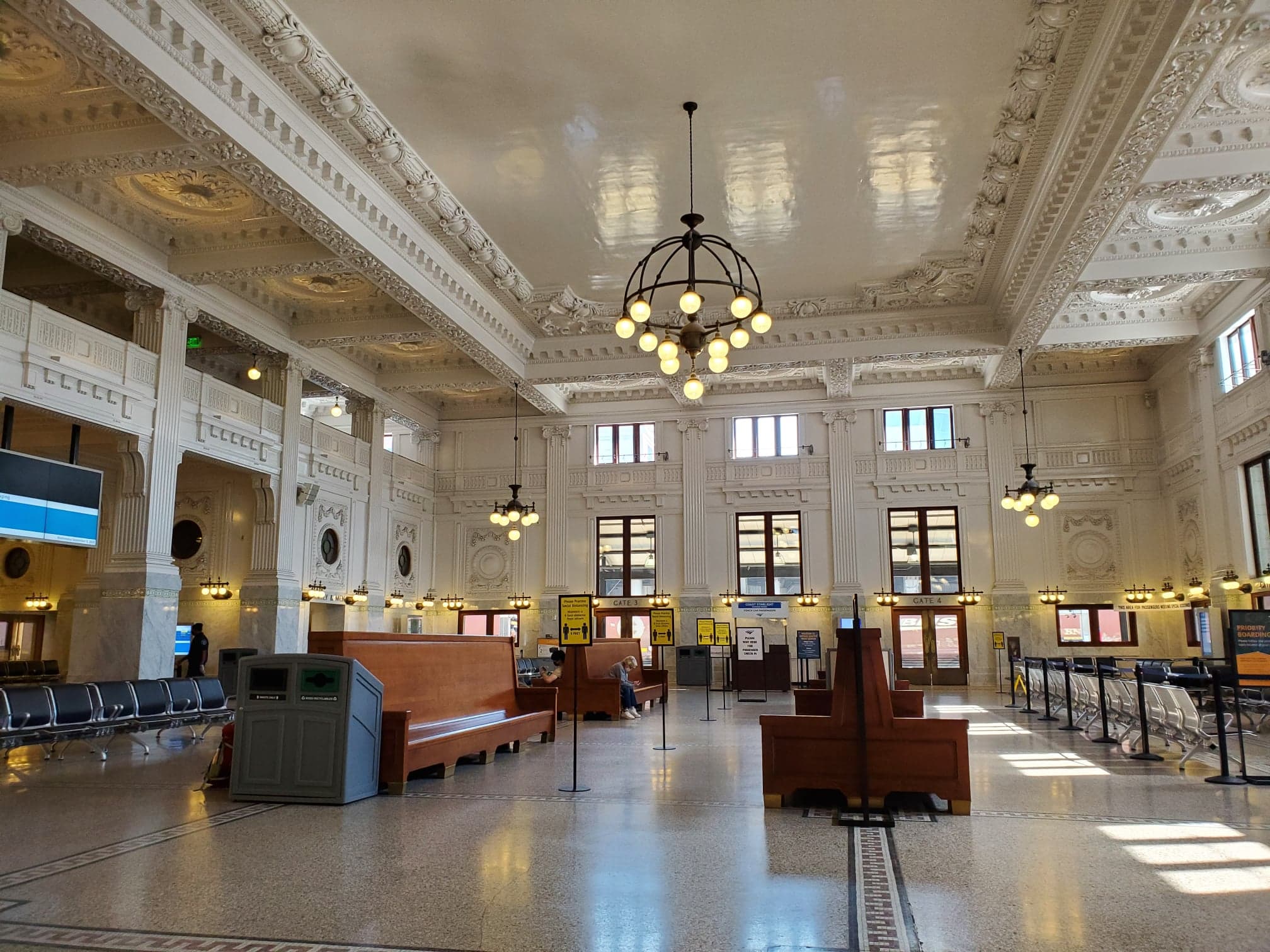 riding-amtrak-to-or-from-seattle-stay-at-embassy-suites-seattle