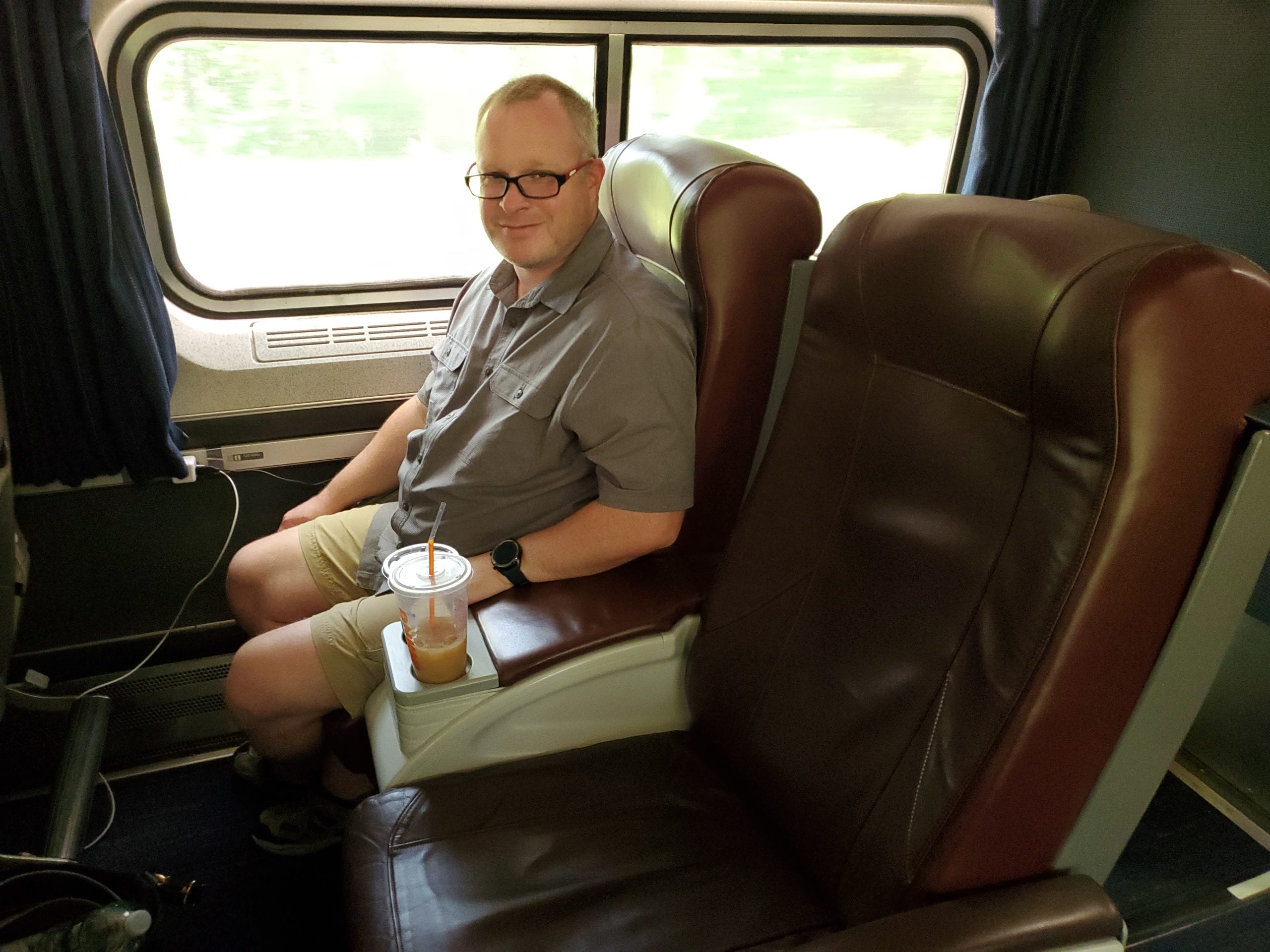 Dining car access to be extended to 'Coast Starlight' business class -  Trains